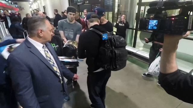 Matt Damon Is The Man Of The Hour Upon Arriving At LAX смотреть онлайн