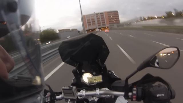 BMW s1000xr против KTM 1190 Adventure на максимальных скоростях (S1000 XR and 1190 top speed) смотреть онлайн