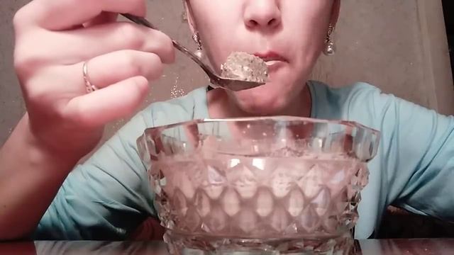 Asmr/chalk/clay/Мел Ватутин, замоченный в глиняной вода. Clayey water and chalk vatutin смотреть онлайн