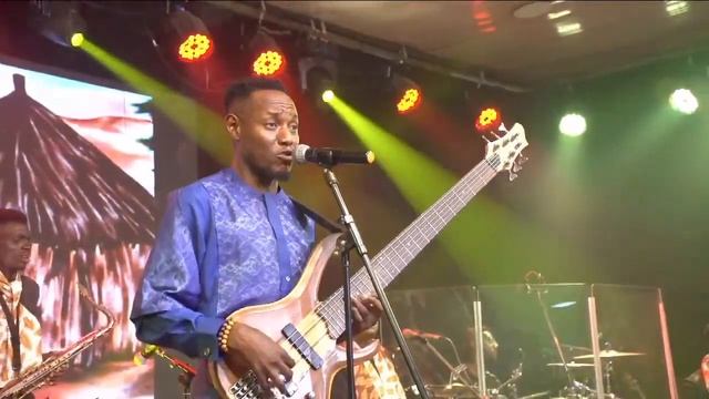 A MUST WATCH EKUNDAYO Dbass playing the guitar on the head.. Ft Sam and Korede смотреть онлайн