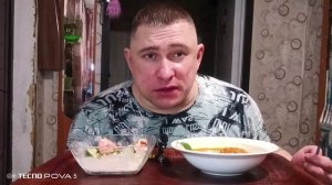 мукбанг/обжор/тефтели в томатном соусе,овощной салат с майонезом/