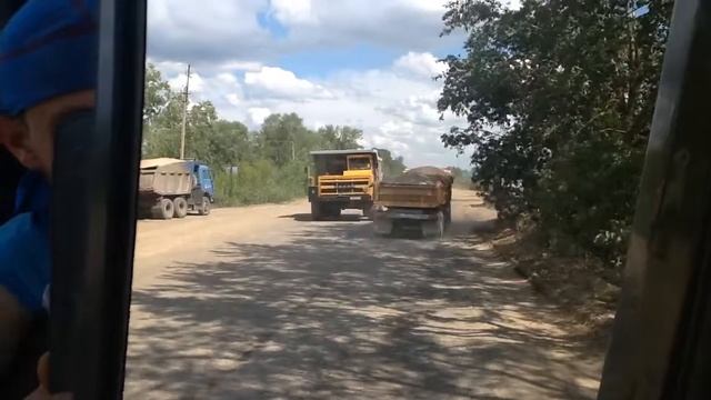 ШОК. РЖАЧ. БЕЛАЗ ЧУТЬ НЕ РАЗДАВИЛ ч.1 смотреть онлайн