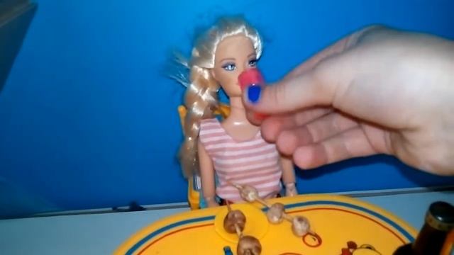 Барби в корешки кушает шашлыки и пьет свое смотреть онлайн