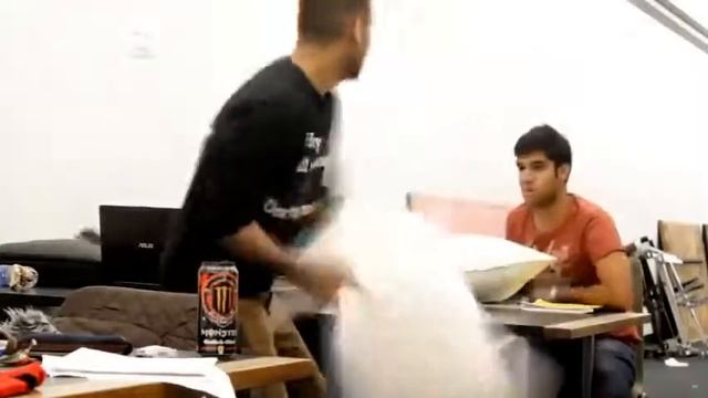 Бой подушками с прохожими смотреть онлайн