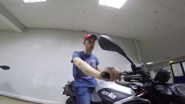 Тест-драйв нейкед и мотард:Aprilia Shiver 900 против Aprilia Dorsoduro 900.Честные отзыв и сравнение смотреть онлайн