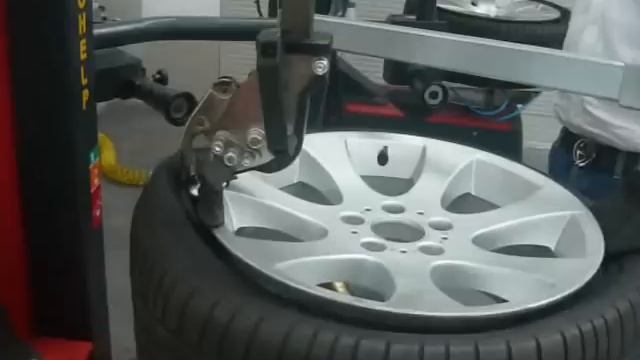 M&B ENGINEERING ITALY_TC522LL+HELP_DISMOUNTING 18" RFT TIRE смотреть онлайн