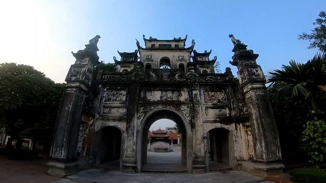 Ел змею и пил ее кровь с бьющимся сердцем, Ханой, Вьетнам смотреть онлайн