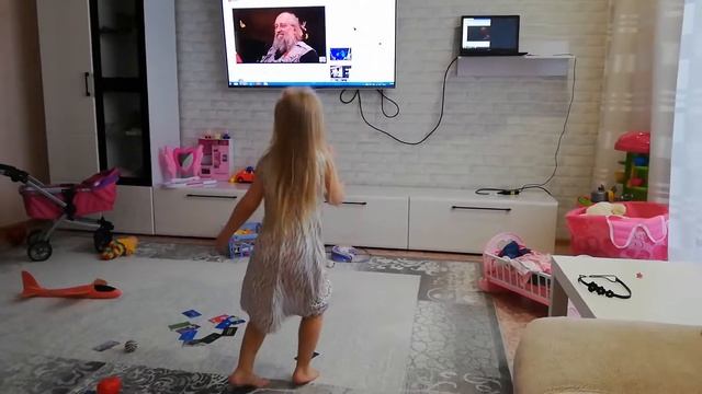 Танцуй под Бузову. Дочка увидел клип сразу в него влюбилась. Любит танцевать смотреть онлайн