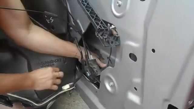 Hummer H3 Door Lock Actuator Replacement смотреть онлайн