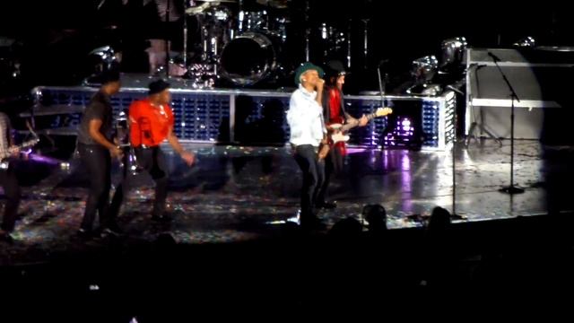 Bruno Mars and Pharrell cover N*E*R*D*'s Rock Star at the Hollywood Bowl смотреть онлайн