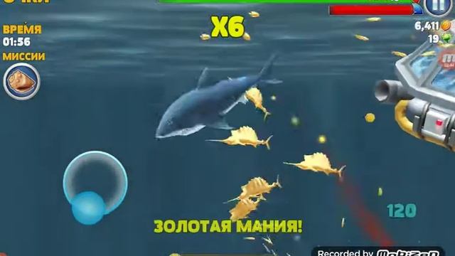 Белая Акула поедает людей в игре 