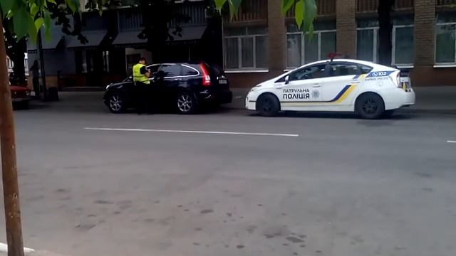 Кривой Рог Полиция штрафует- стоянка в неположеном месте. смотреть онлайн