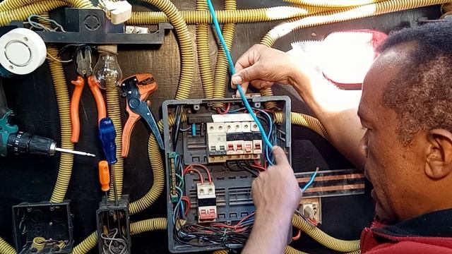 tutorial de vídeo aula. como achar um defeito rápido na parte elétrica смотреть онлайн