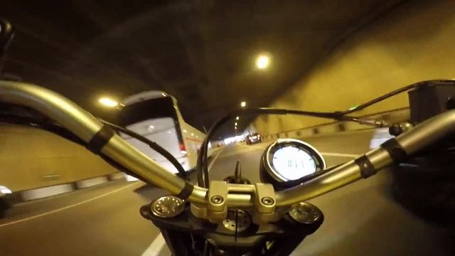 Scrambler Ducati в плотном трафике на ТТК – играем в шашечки в рамках ПДД смотреть онлайн