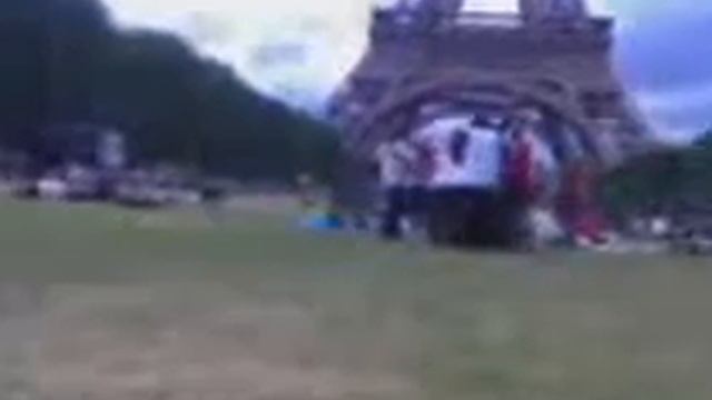 У Эйфелевой башни смотреть онлайн