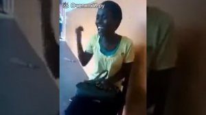 Негритянка поёт песню Бейонсе