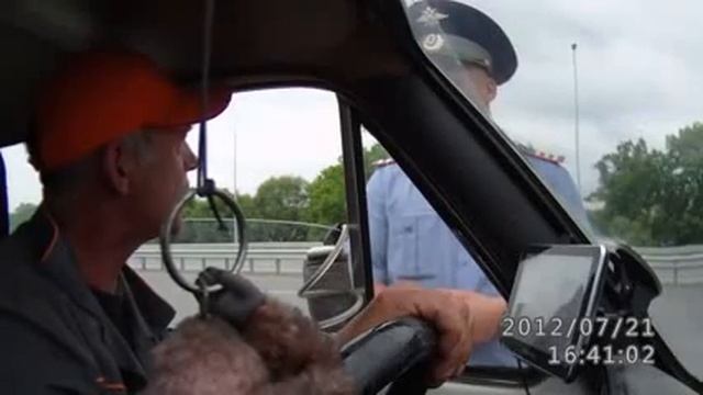 Мужик наехал ГАИшник сдулся! смотреть онлайн