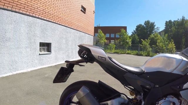 Карбон и алюминий Yamaha YZF-R1M в лучах утреннего солнца смотреть онлайн