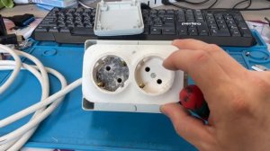 Розетка для автоматического включения пылесоса при включении инструмента.