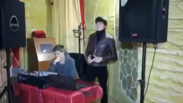 голос У ПАРНЯ ОТ БОГА! ХОЧЕТЬСЯ ВСЕ ВРЕМЯ СЛУШАТЬ смотреть онлайн