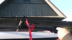 Никогда не привязывайте веревками груз на крыше автомобиля. Для этих целей есть стяжные ремни.