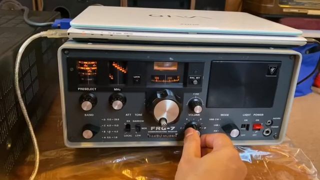 Yaesu FRG-7 with 6M copper loop antenna on 40m. смотреть онлайн