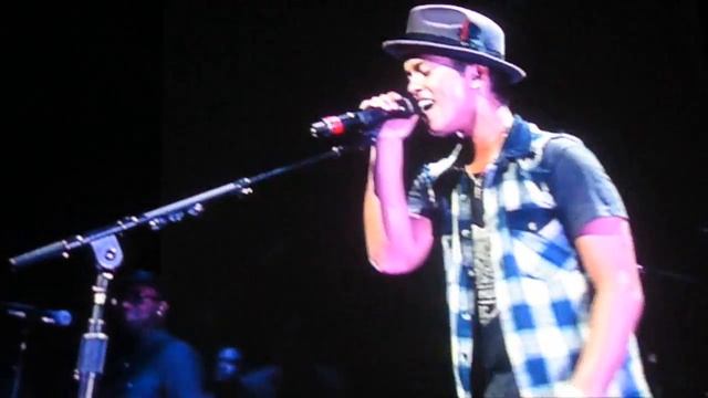 Gibson Amphitheater June, 14 Bruno Mars concert смотреть онлайн