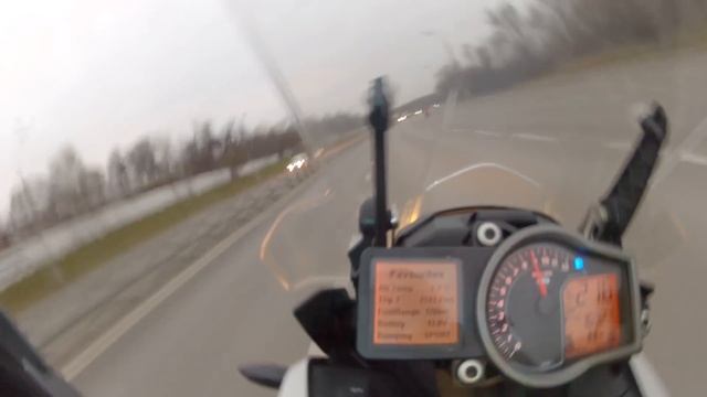 BMW S1000RR vs KTM 1190 Adv in November – безбашенный спортбайк против спорт эндуро на треке Яуза смотреть онлайн