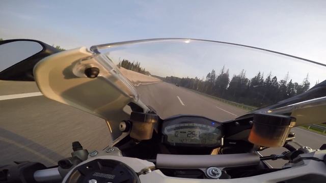 Музыка моторов: L-образная двушка Ducati Panigale против рядной четверки Suzuki GSX-R смотреть онлайн