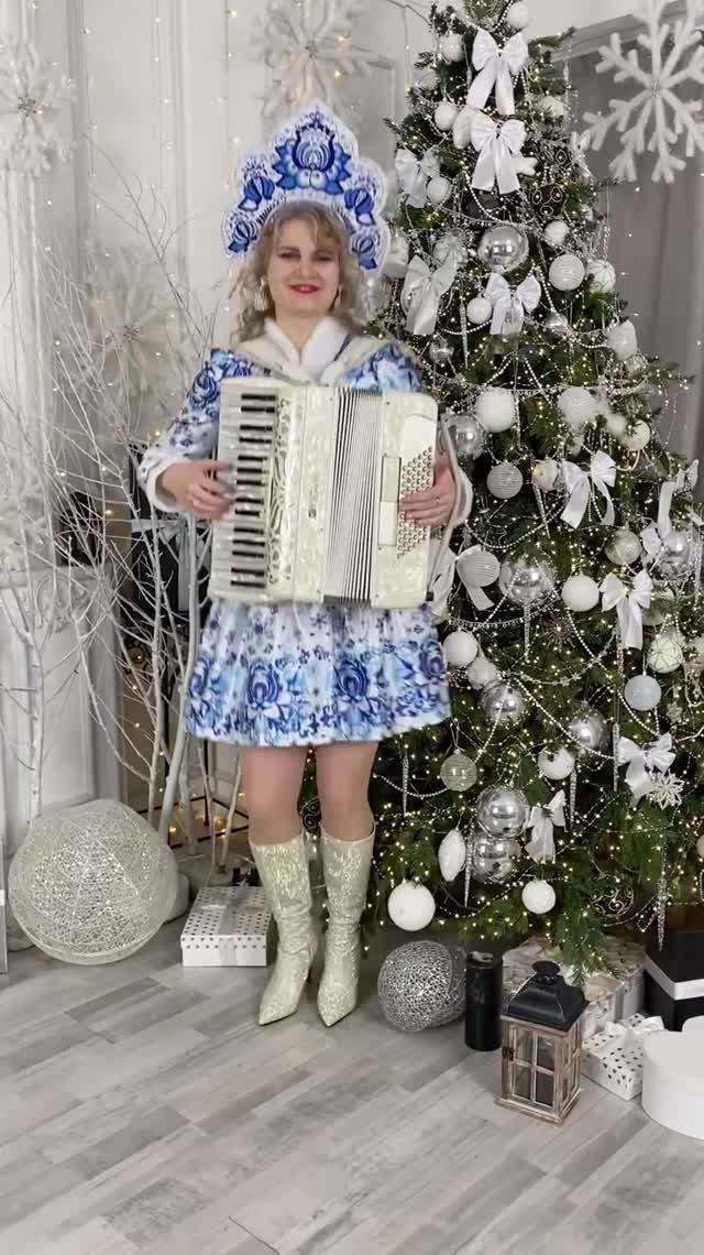 Новогодние игрушки, свечи и хлопушки в нём )