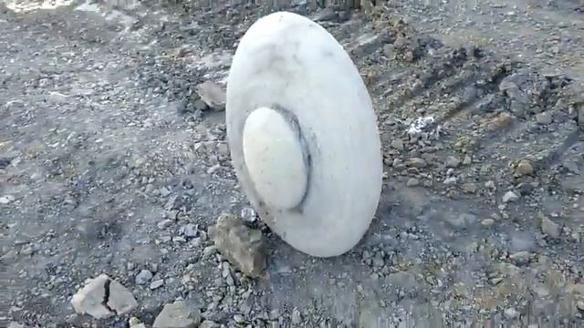 Камень похожий на НЛО смотреть онлайн