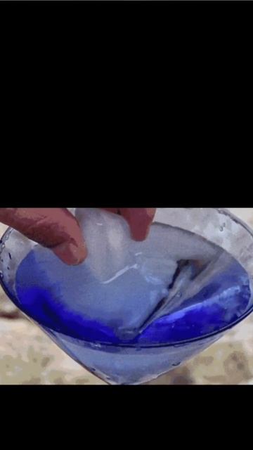 Heavy water 💧 👌 ice cube 🧊 sinks into the water 💧 ♥️ 👌 #heavywater #icecubes смотреть онлайн