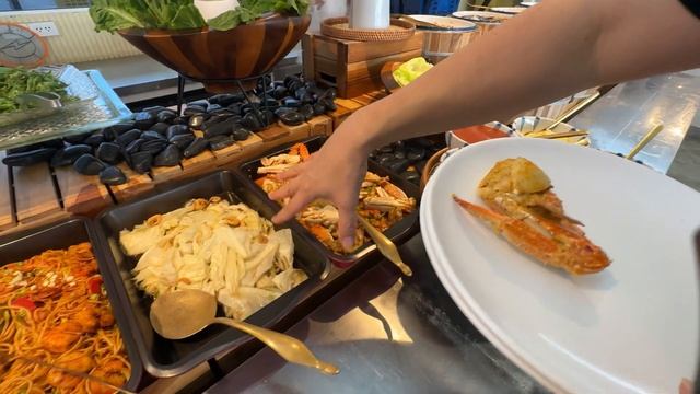 SEAFOOD BUFFET In Bangkok Thailand 🦞 SO CHEAP! Mungkorn Seafood Buffet