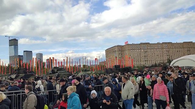 Самое большое количество посетителей на выставке трофейной техники. смотреть онлайн