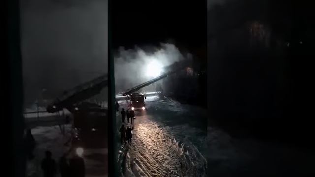 Около 4 часов огнеборцы туши пожар в жилой двухэтажке Салехарда смотреть онлайн