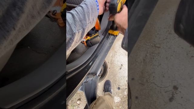 2002-2007 Saturn Vue Rear door panel/regulator/glass removal смотреть онлайн