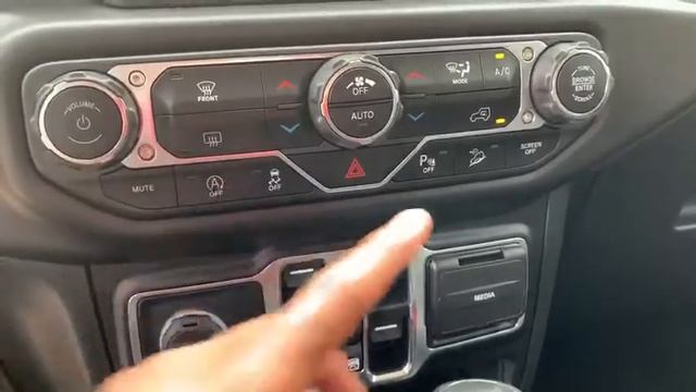 2020 Jeep Wrangler Unlimited Sahara смотреть онлайн