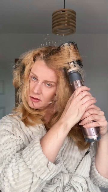 De la păr ud și ondulat la o coafură plină de volum și strălucire cu peria rotativă Babyliss AS960E смотреть онлайн