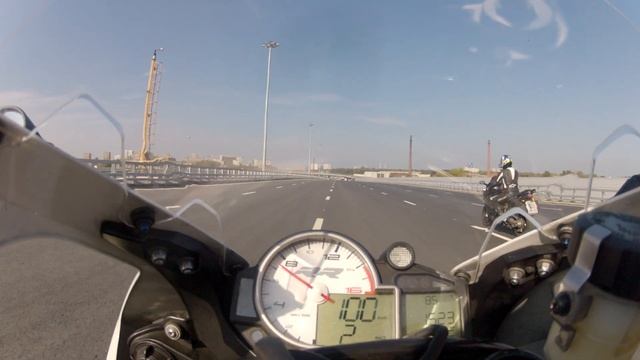 В руках упертого байкера BMW KS быстрее BMW SRR смотреть онлайн