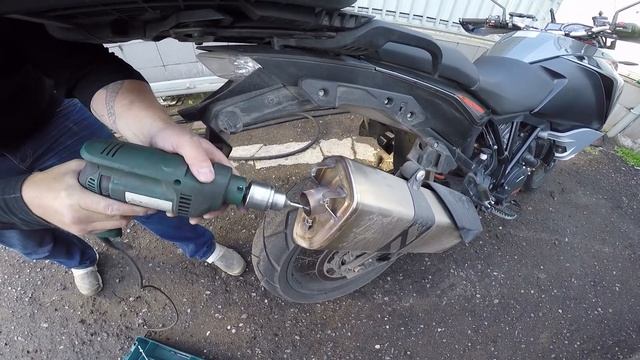 Безопасим мотоциклы KTM 1090/1190/1290 с помощью дрели. Модификация штатного глушителя смотреть онлайн