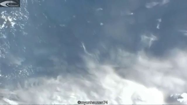 Ufo's - Anomaly In The Atmosphere Of The Earth - Shooting With The ISS January 7, 2012.