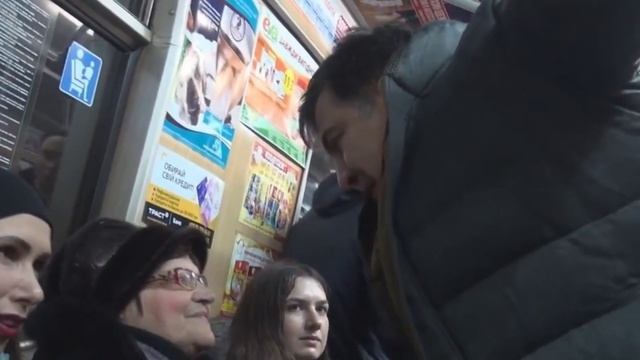 Харьковчане "атаковали" Саакашвили в городском метро смотреть онлайн