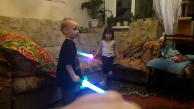 дети играют со светящиеся мечами смотреть онлайн