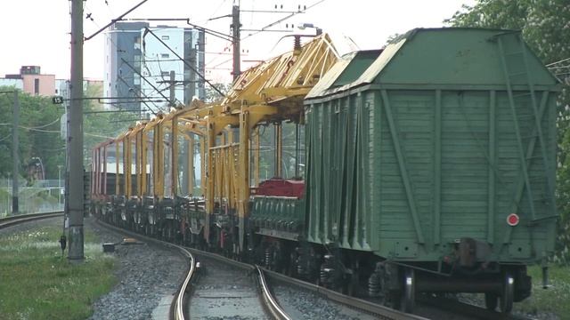 Тепловоз ТЭП70-0320 с хозяйственным поездом / TEP70-0320 with track maintenance train смотреть онлайн