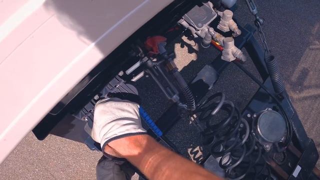 Race tegen de klok met een tiental adressen en 650 km voor de boeg... pedal to the metal! смотреть онлайн