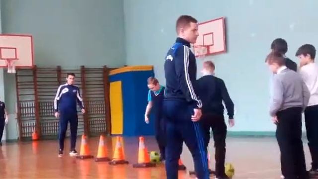 К нам приехали футболисты Сатурн смотреть онлайн