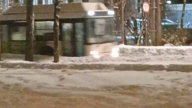 лиаз 5292 следует по маршруту 477 Москва киевская - власиха (почта) в окрасе збер маркет смотреть онлайн