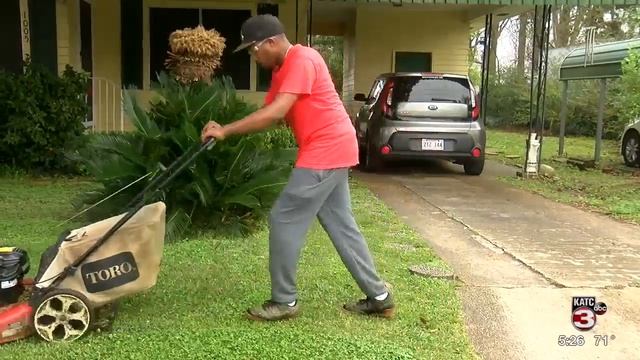 Man traveling across US cuts grass for elderly, disabled смотреть онлайн