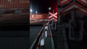 [Очень медленный грузовой состав!] ТЭМ18ДМ-471 с грузовым поездом проезжает железнодорожный переезд