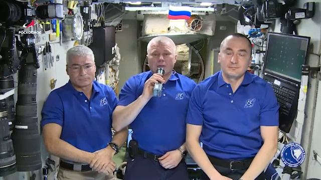 С Днём Победы поздравили… из космоса смотреть онлайн